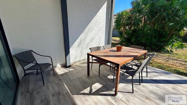 Building Photo - 322 McFadden Dr