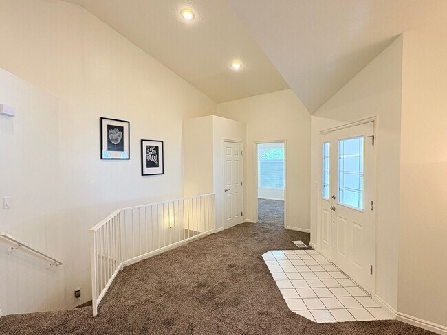 Building Photo - 334 W Mountain View Dr