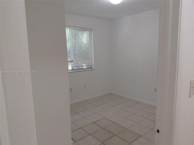 Building Photo - 13950 NE 2nd Ave