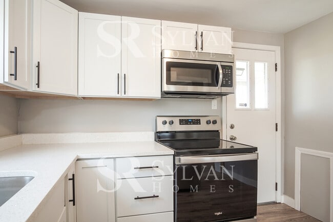 Building Photo - This home exudes a cheerful and welcoming ...