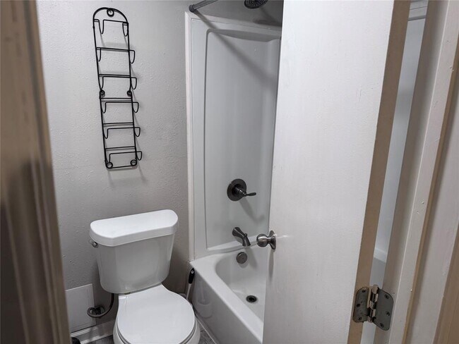 Building Photo - 901 Parmer Ave