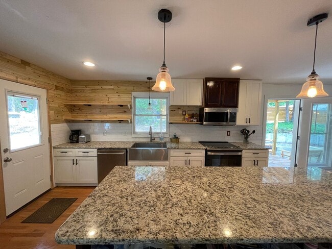 Building Photo - Big and Beautiful House with attached 1br ...