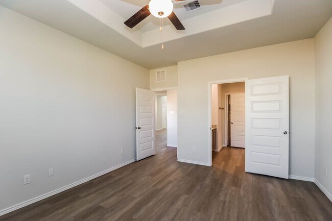 Building Photo - 5727 Daphne Dr