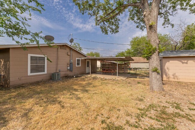 Building Photo - 875 Utopia Ln