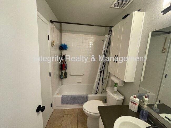 Building Photo - 475 E Chiswick Cir