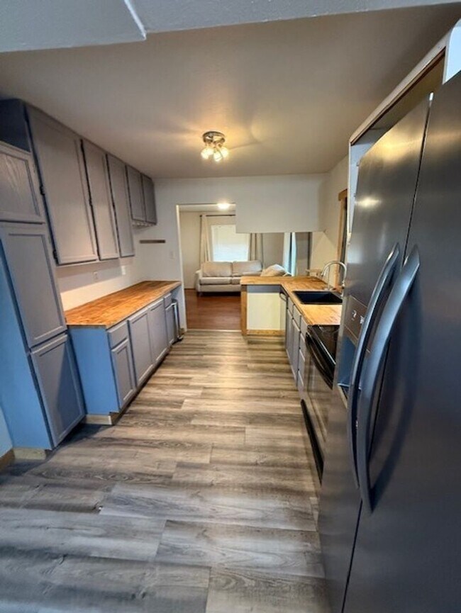 Building Photo - Great downtown location!