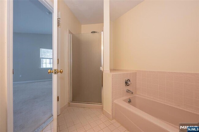 Building Photo - 63 Hickory Way