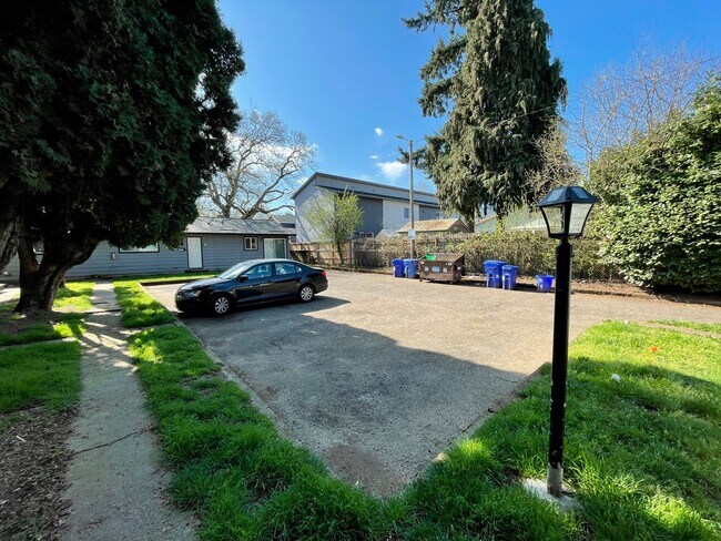 Building Photo - Fantastic 1 Bedroom Apartment in St Johns with Updated Kitchen