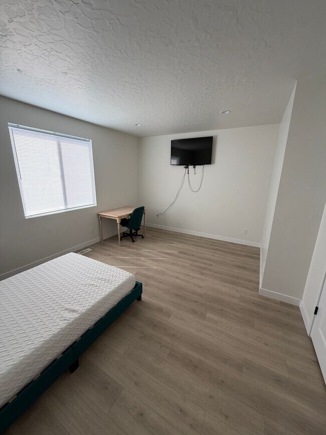 Building Photo - Cute Studio Apartment in Eagle Mountain!