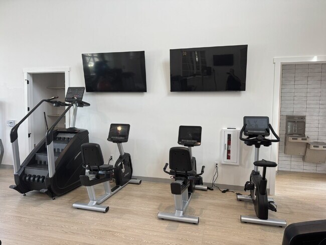 Building Photo - "Spacious 4-Bed Oasis with Granite Finishes & Guest Suite in Jacksonville!"