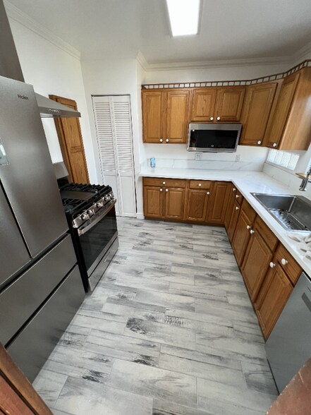 Building Photo - 7545 La Jolla Blvd