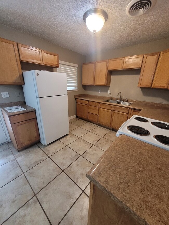 Building Photo - 3 bed 2 bath with large backyard!