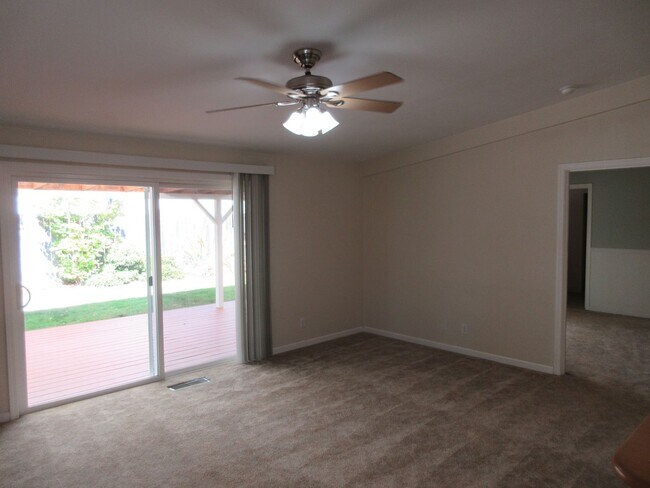 Building Photo - Well Maintained Three Bedroom in Keizer