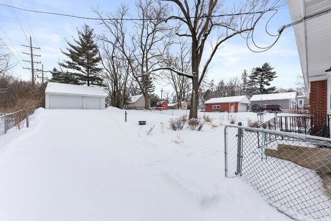 Building Photo - 242 S Finley Rd