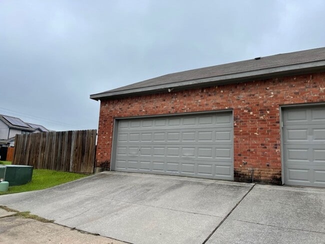Building Photo - 815-819 Valleybrooke Drive