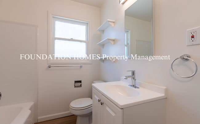 Building Photo - Bright & Spacious 2BD/1BA Upper-Level Duplex in Gerstle Park!  FOUNDATION