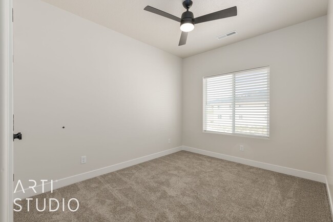 Building Photo - New Canyon Crest 3 Bedroom, 2.5 Bathroom T...