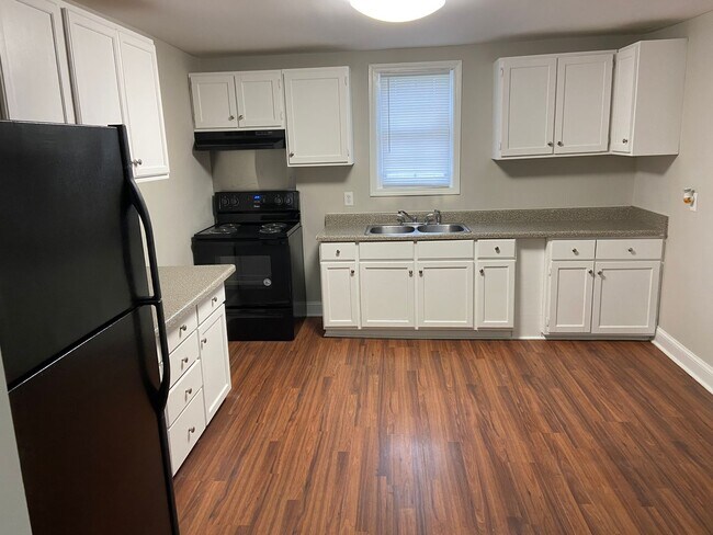 Building Photo - Historic 3 bedroom home near courthouse square in Murfreesboro