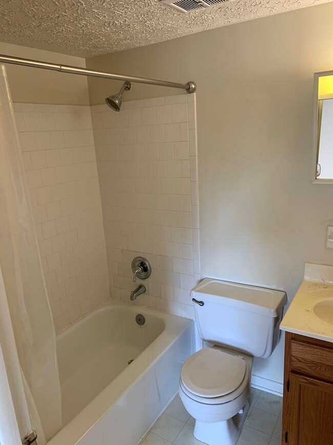 Building Photo - 2 Bedroom, 2 Bath Apartment, with Communit...