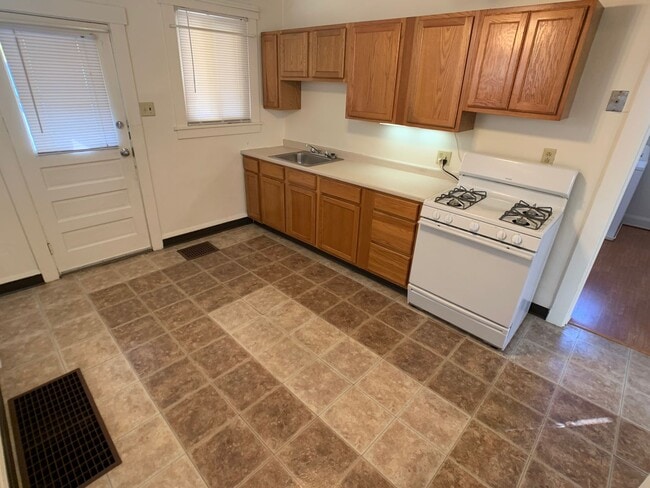 Building Photo - Cozy 1-Bedroom House With Garage!!