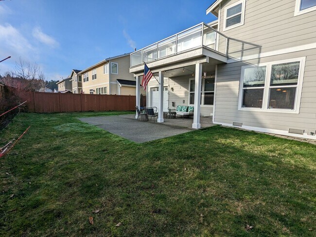 Building Photo - Large 3BD plus bonus rm and den
