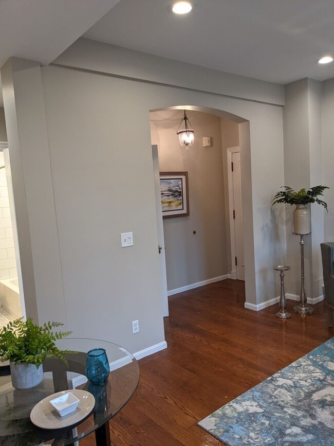 Building Photo - Kenmore Square recently renovated x-large 1 bedroom with parking for June 1!