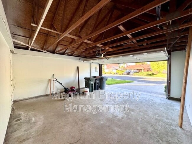 Building Photo - 45627 Clubhouse Dr