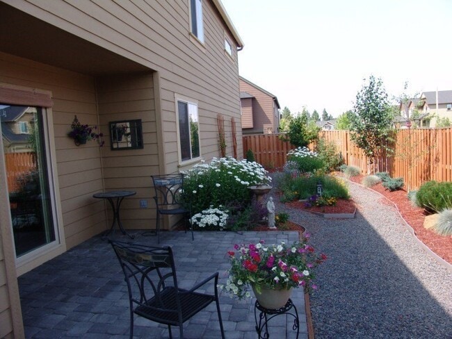 Building Photo - Spacious SE Bend 3 Bed/2.5 Bath on Corner ...