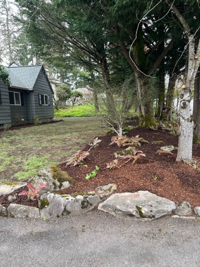 Building Photo - Charming one level 2 bedroom 1 bath house ...