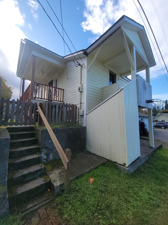 Building Photo - 211-212 W 13th St