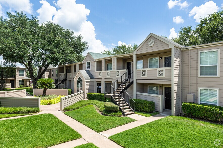 Kingswood Village Apartments 3233 Mangum Rd Houston TX 77092