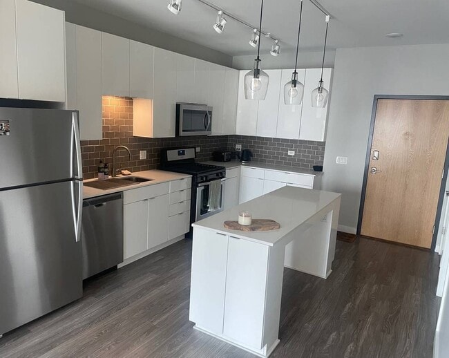 Building Photo - 833 N Clark St