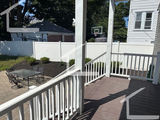 Building Photo - Huge, newly renovated 3 bed unit near Oak Square.