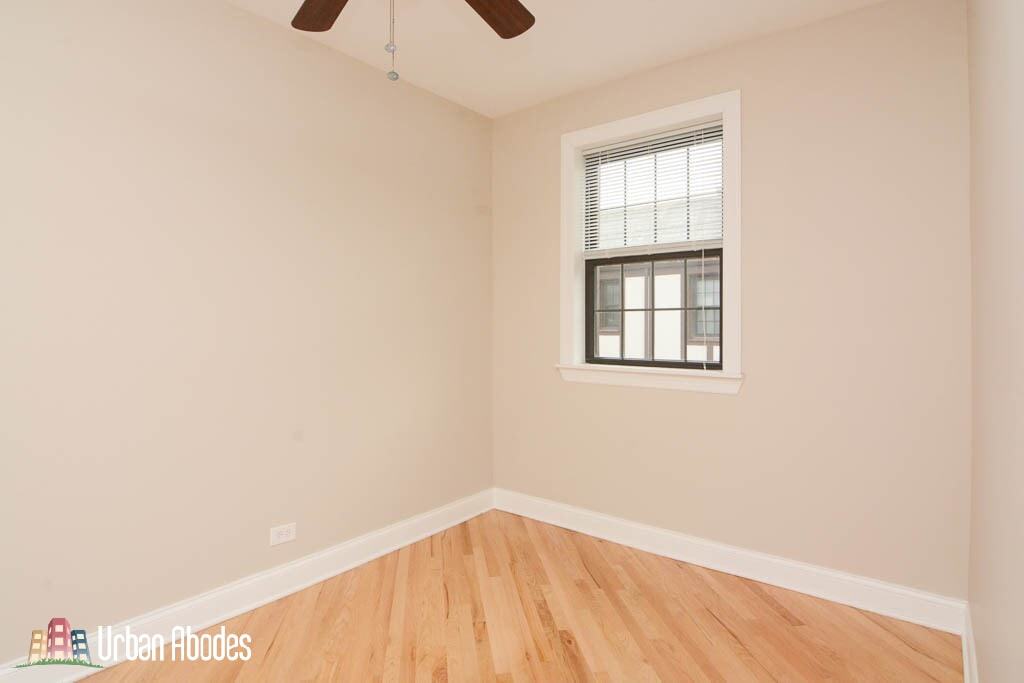 Building Photo - 922 N Green Bay Rd