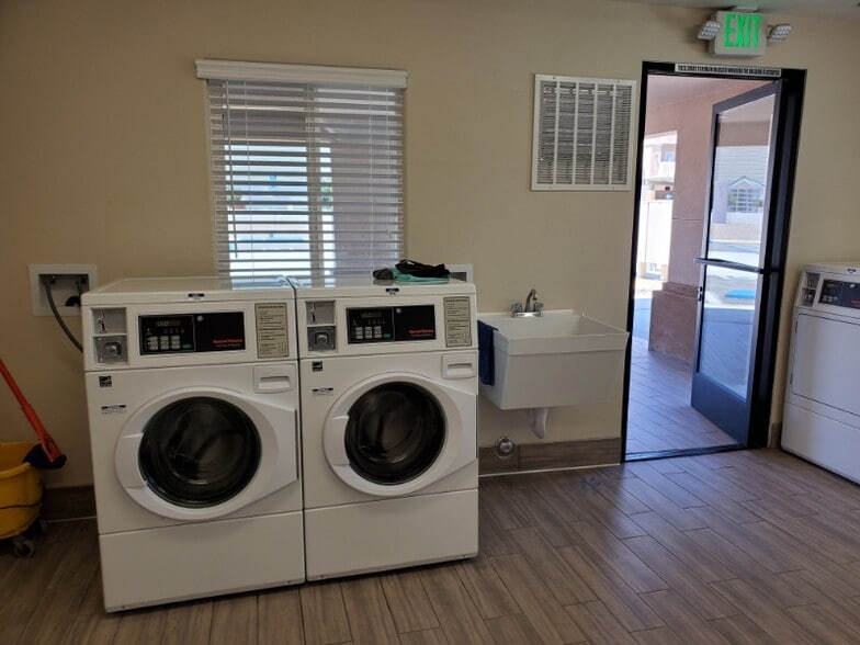 Building Photo - 2209 E 8th St