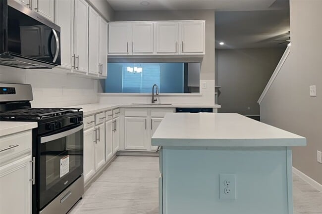 Building Photo - 7102 Blanco Pines Dr
