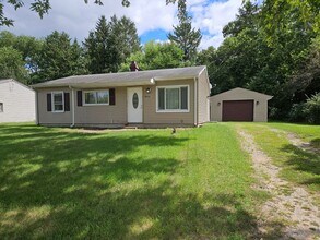 Building Photo - 3 bed, 1 bath, fully renovated.