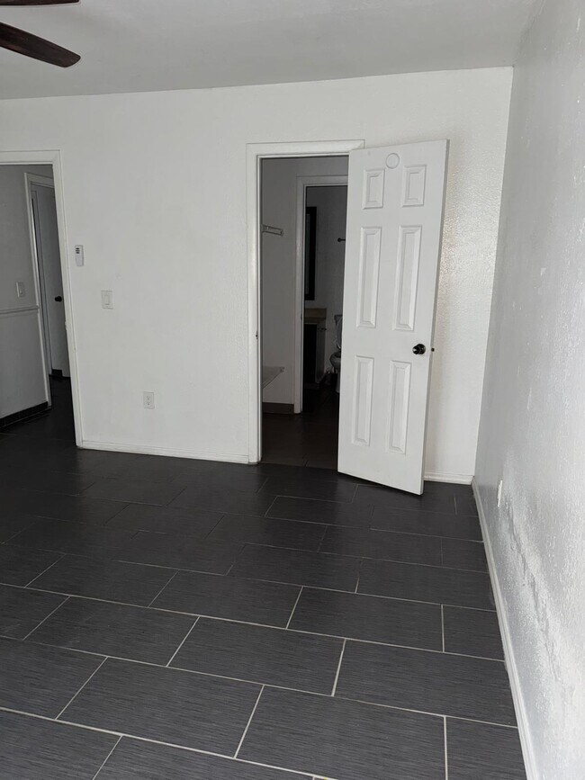 Building Photo - 4029 Versailles Dr