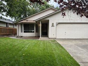 Building Photo - Comfortable Single-Level Living in Southwest Portland with Vaulted Ceilings, Spacious Backyard & ...