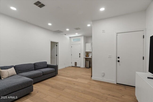 Building Photo - 3523 E Alfalfa Dr