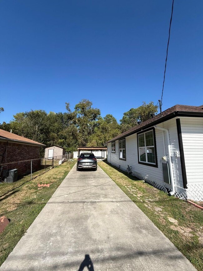 Building Photo - 8407 Carolwood Dr