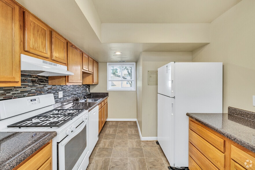 2BR, 2BA - 1,055SF - Baylor - Kitchen - Colony Point Apartments