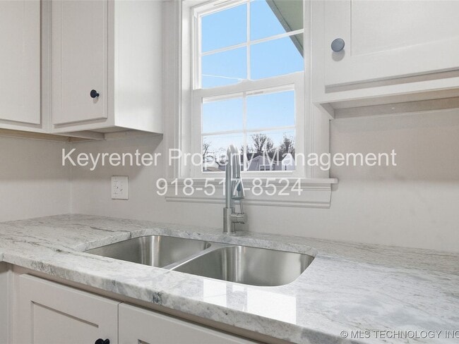 Building Photo - 4 Bedroom Home Available Mid July!!!!