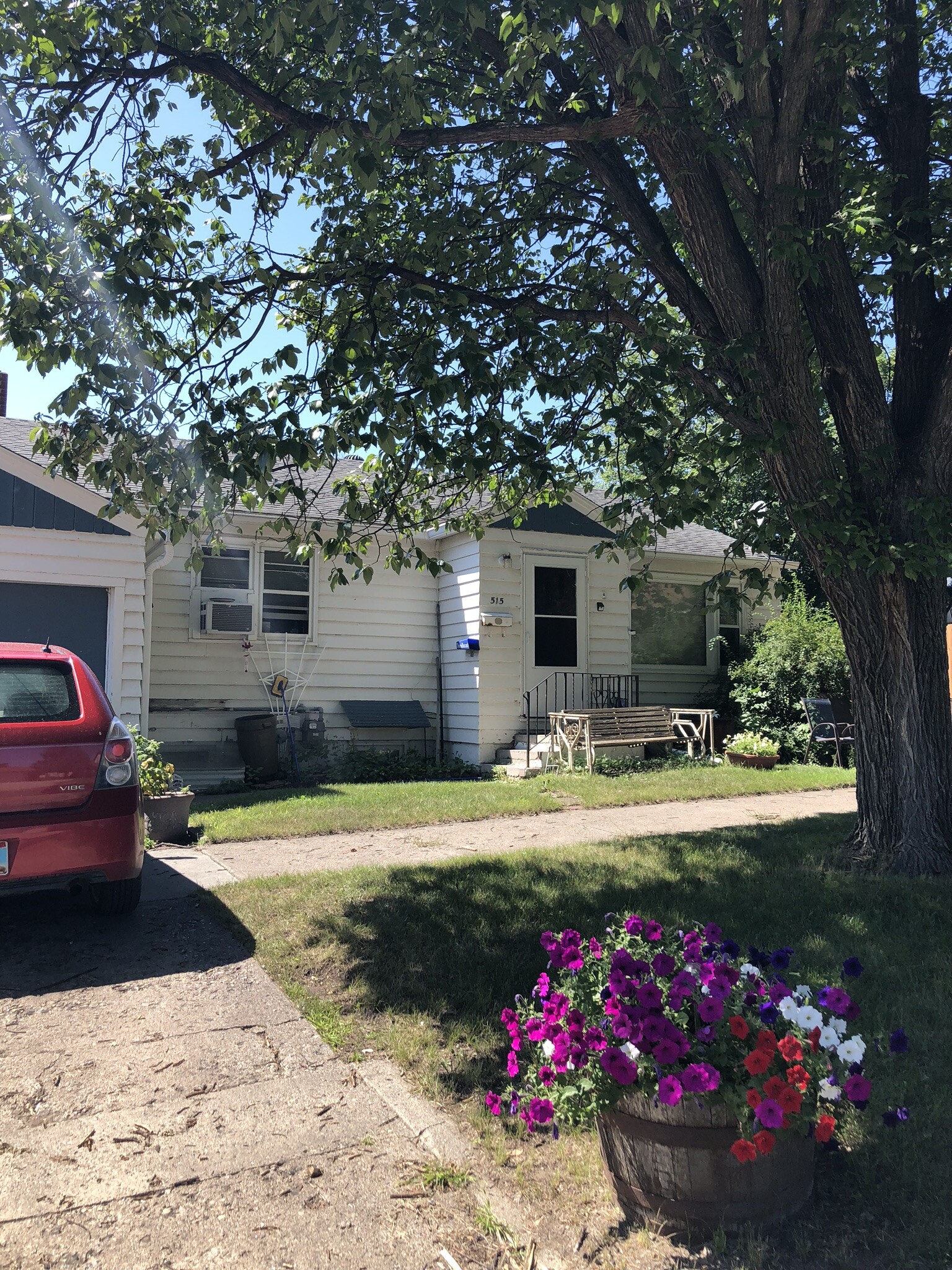Private front entrance - 515 3rd Ave NW