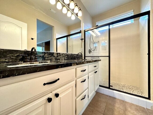 Building Photo - Gated Community! Beautiful 3bd/2.5bth in Folsom