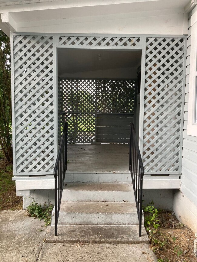 Building Photo - 2 N McLin St SW