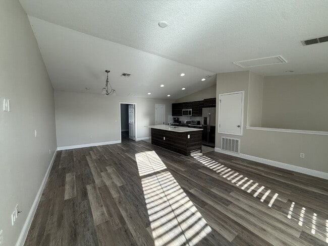 Building Photo - Charming 2-Bed, 2-Bath Townhouse Retreat on Kenny Boulevard, Haines City!