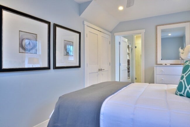 Building Photo - 5 Green Ln