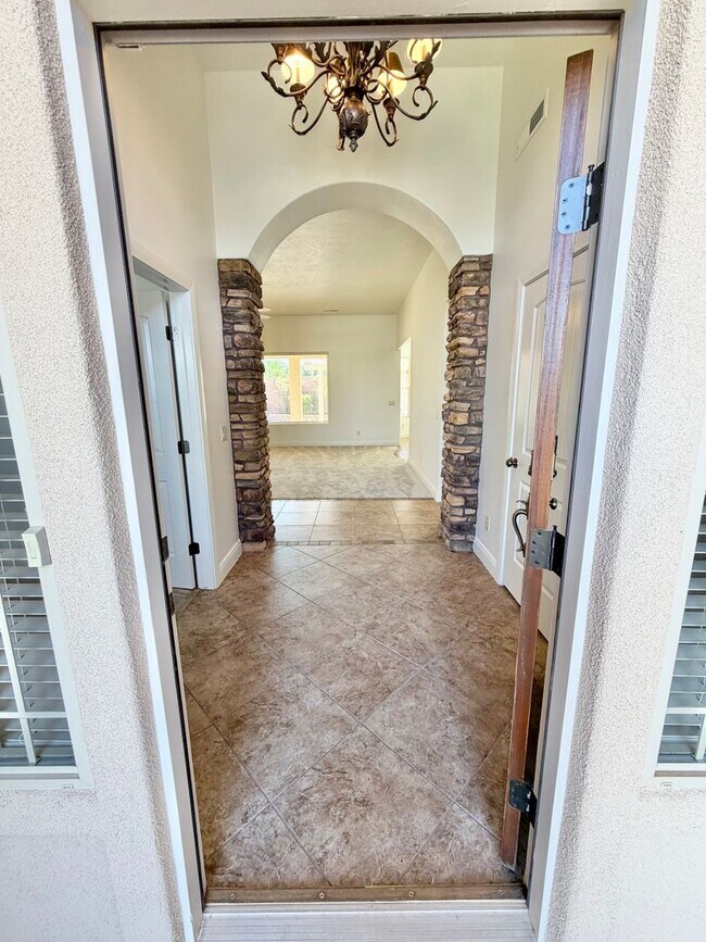 Building Photo - 988 E Silver Falls Dr