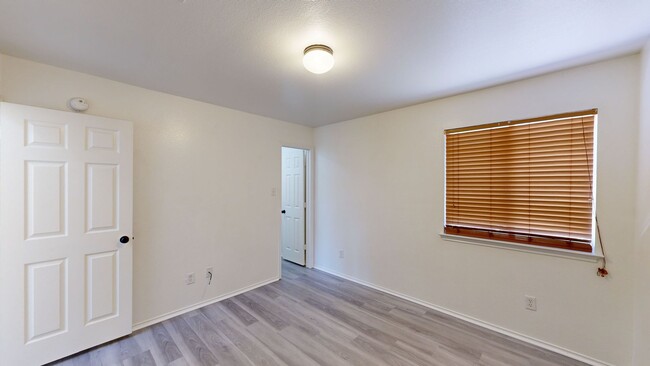 Building Photo - PRICE IMPROVEMENT IN WHITE ROCK $1,995!!!!